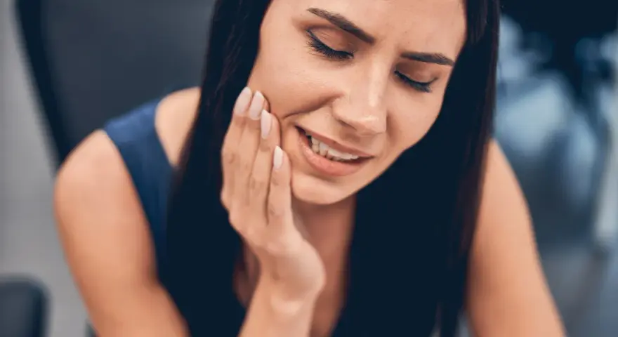 Co na ból dziąsła? Szybka ulga, przyczyny i kiedy do dentysty
